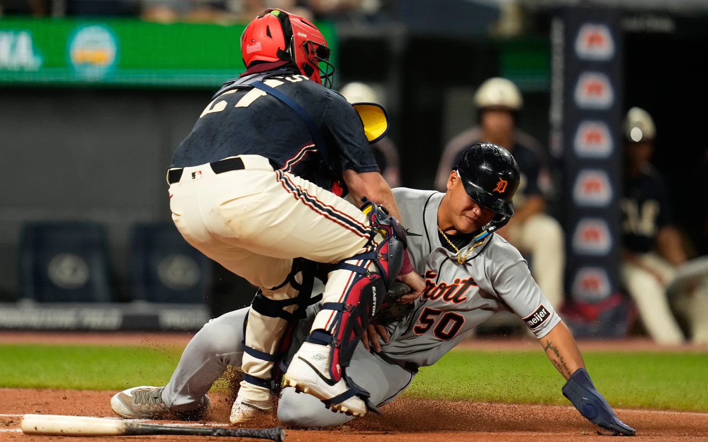 MLB｜李灝宇驚傳傷退！本壘攻防右膝遭重擊　防護員攙扶下退場