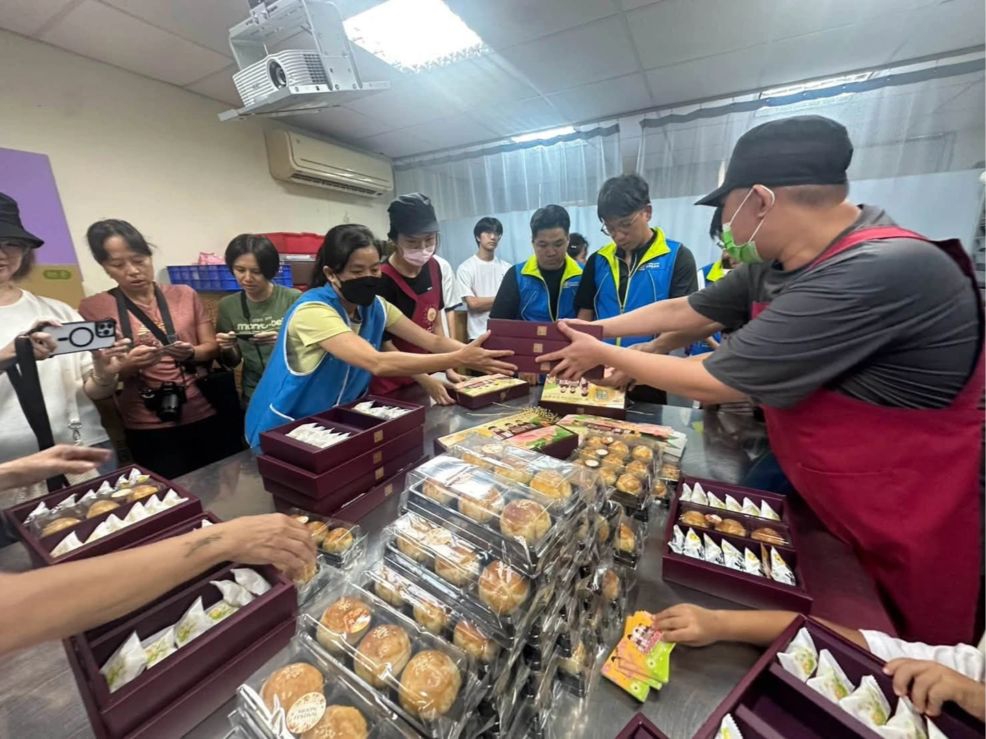 愛心無懼政治風暴！花蓮黎明庇護工場逆勢接單　鄉紳搶訂分送獨居長者