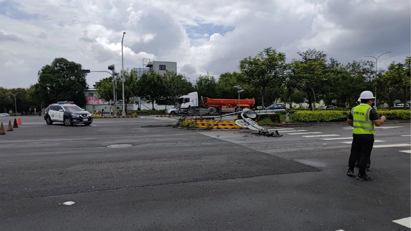 有片｜粗心代價大！台中大貨車勾整排電纜扯落號誌桿 驚險瞬間曝光