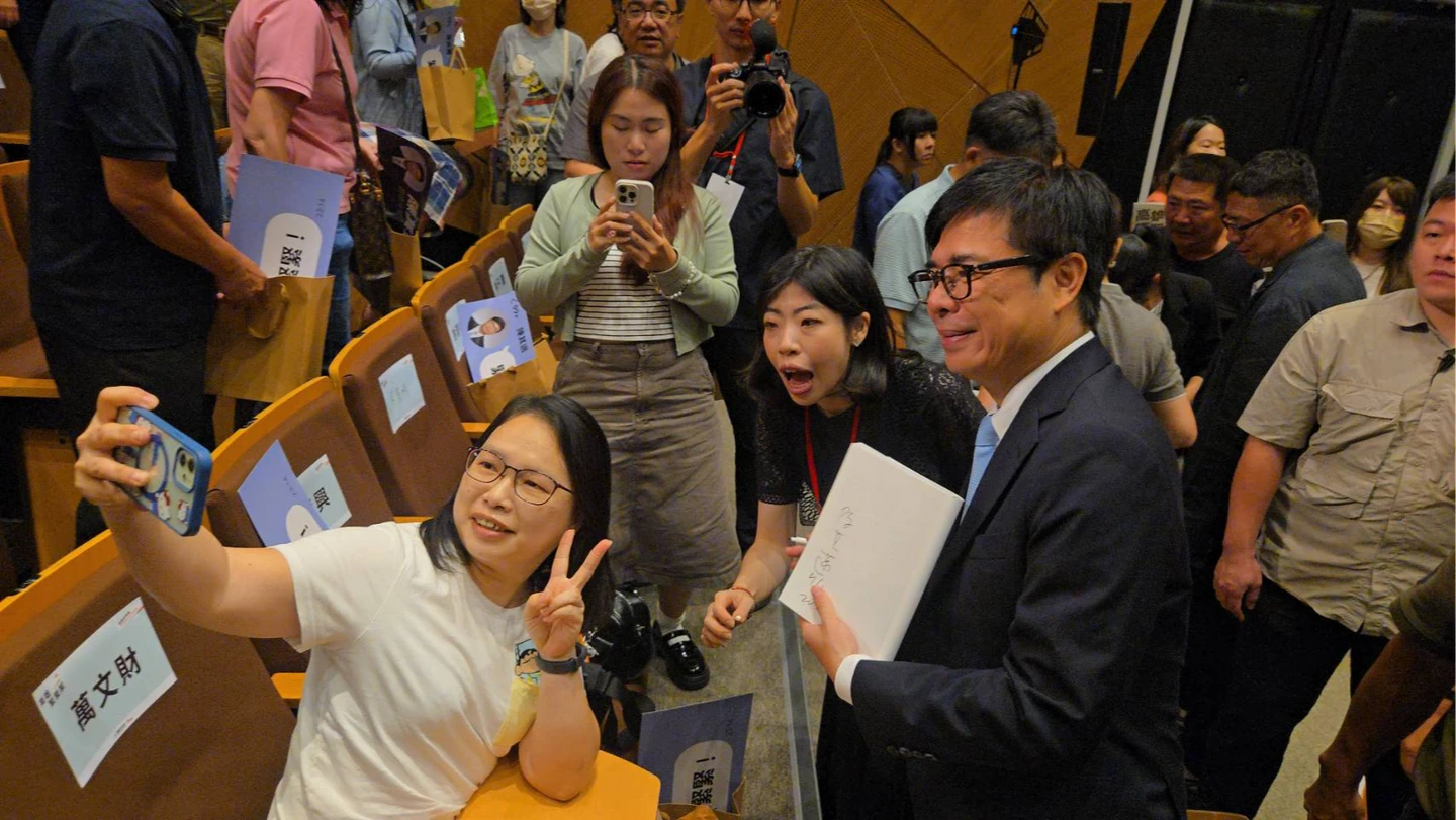 陳其邁新書發表！蔡英文虧「給中央巨大壓力、虐待內閣」　送8字肯定政績