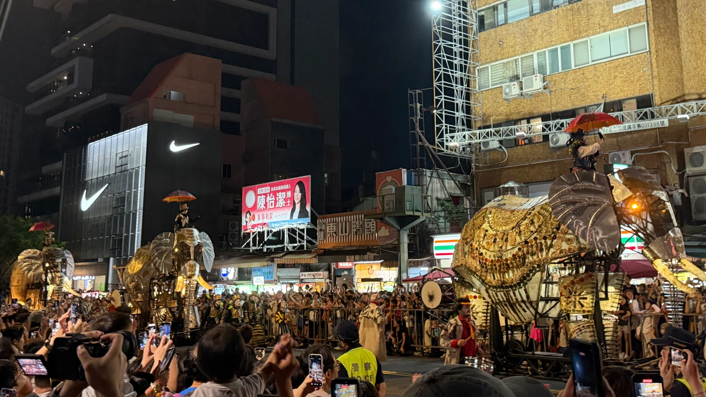圖多｜大象來了！3巨象首秀「10萬人擠爆士林」　最後一場開演倒數中