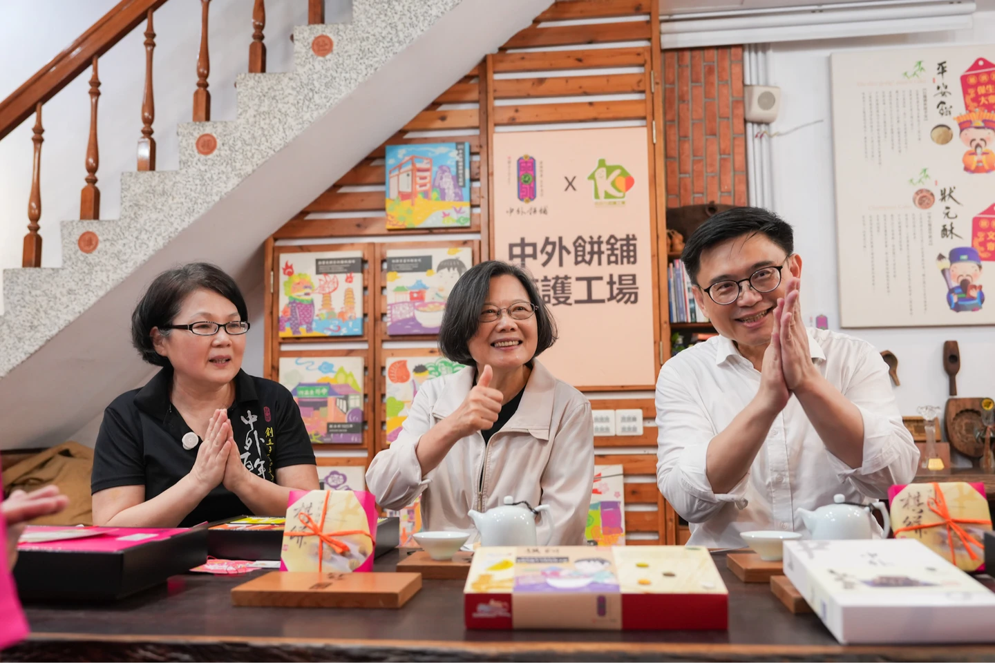 有片｜賴瑞隆陪訪百年餅舖！蔡英文高雄做棋餅讚「綿密好吃」　攜手挺庇護工場