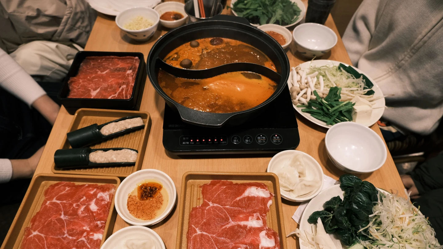 打破吃麻辣鍋前喝牛奶護胃迷思　醫師：胃食道逆流恐更慘