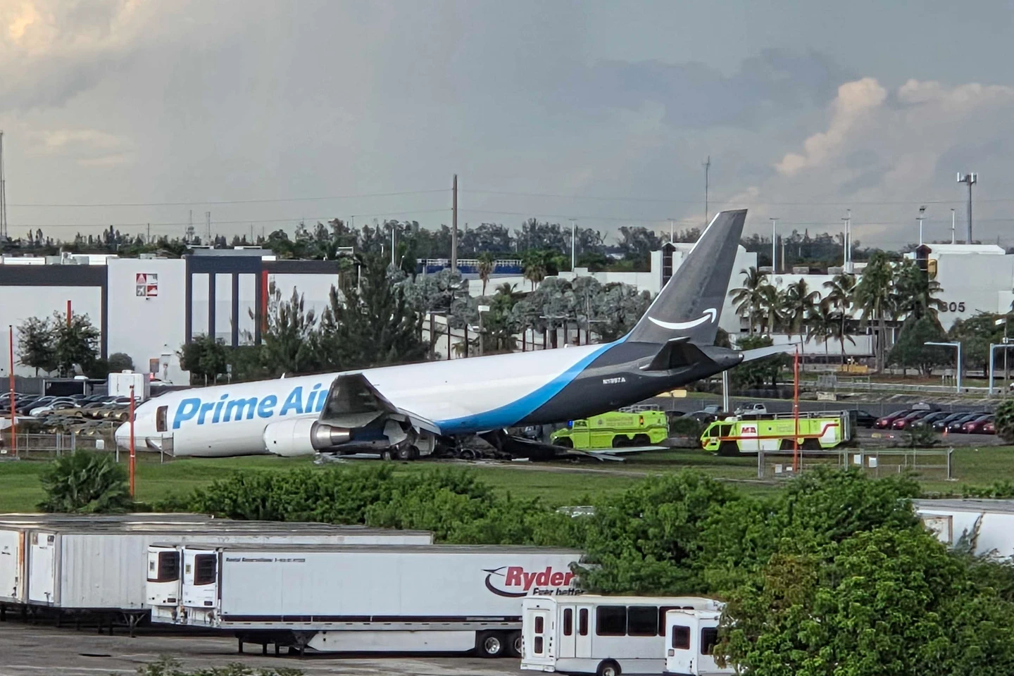驚險畫面曝！亞馬遜貨機邁阿密機場撞多輛車　機腹著地起火、航班大亂