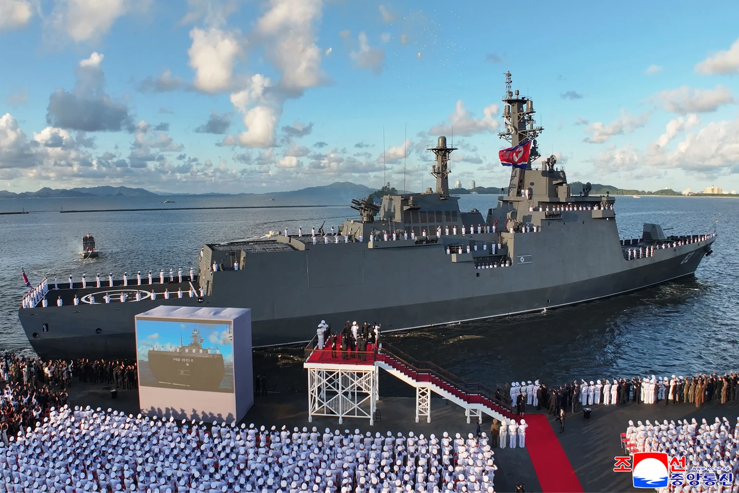 北韓新型驅逐艦服役！金正恩攜女校閱　預告「8個月後證明」海軍力量