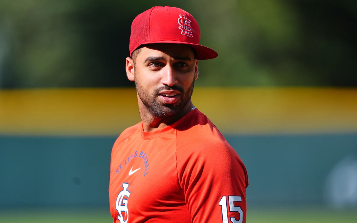 MLB｜帽子戴歪歪！「球帽事件」惹議　紅雀、洛磯球員集體「斜戴球帽」抗議