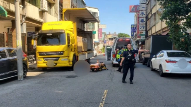 堆高機停路中卸貨！　台中男騎士撞上貨叉慘摔身亡