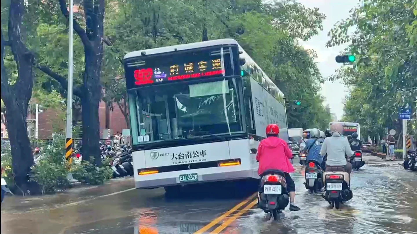成大周邊淹成小河！「公車卡洞」輪胎狂湧水原因曝　逾1.3萬戶停水