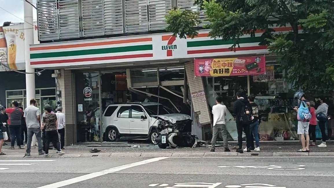 休旅車撞進7-11！店內顧客受傷「大門全毀、柱子斷了」　45歲女駕駛拒就醫