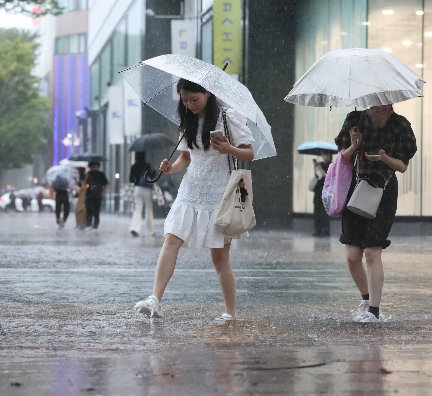 日本名古屋暴雨至少4傷！中小學今停課　亞運多座場館漏水