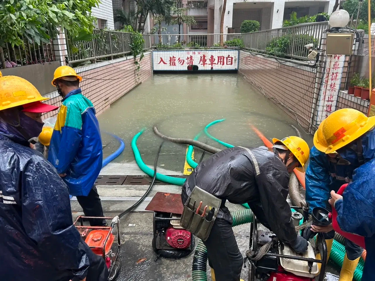 颱風豪雨灌爆地下室！竟是警衛裝錯防水閘門害愛車泡水　車主求償527萬結果出爐