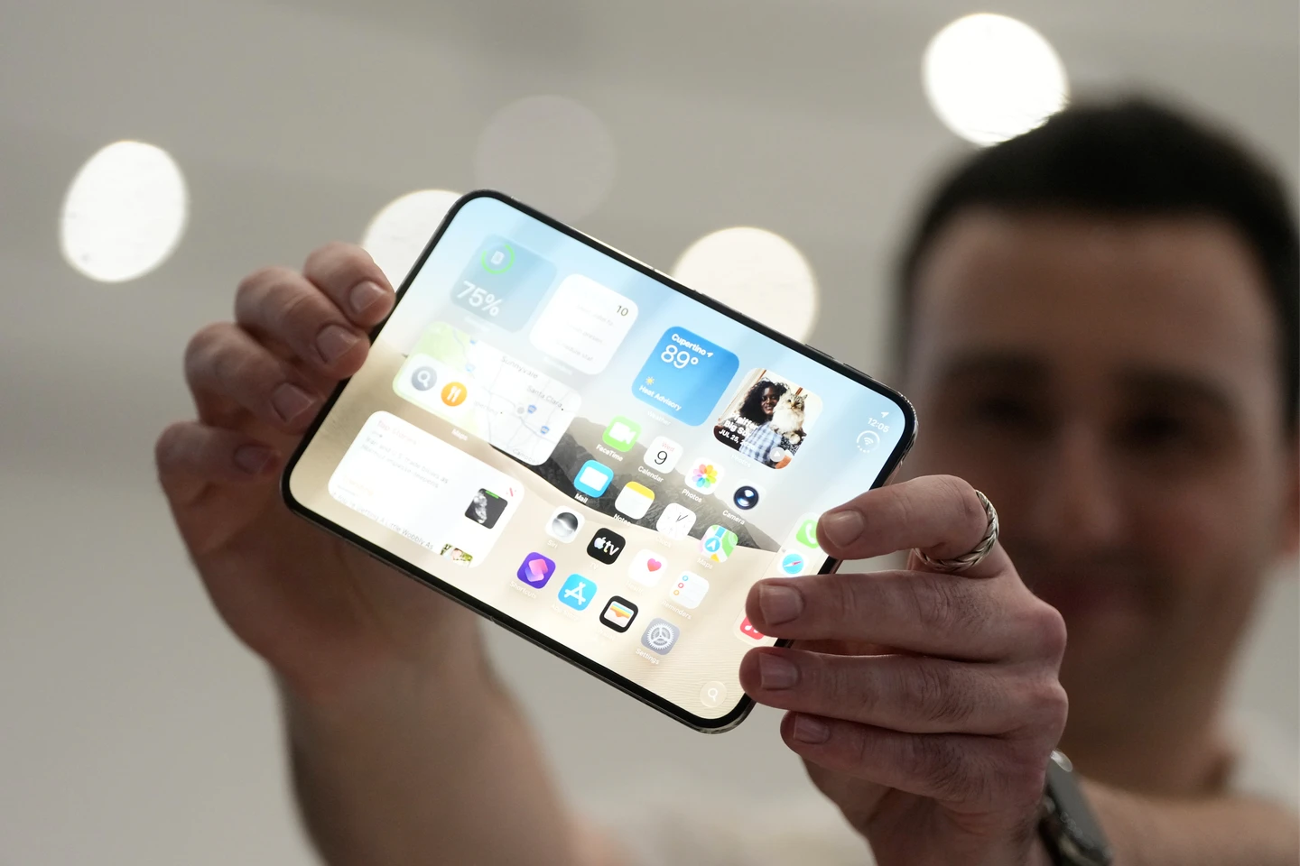 iPhone Duo為何幾乎看不到摺痕？　蘋果官方這樣回應
