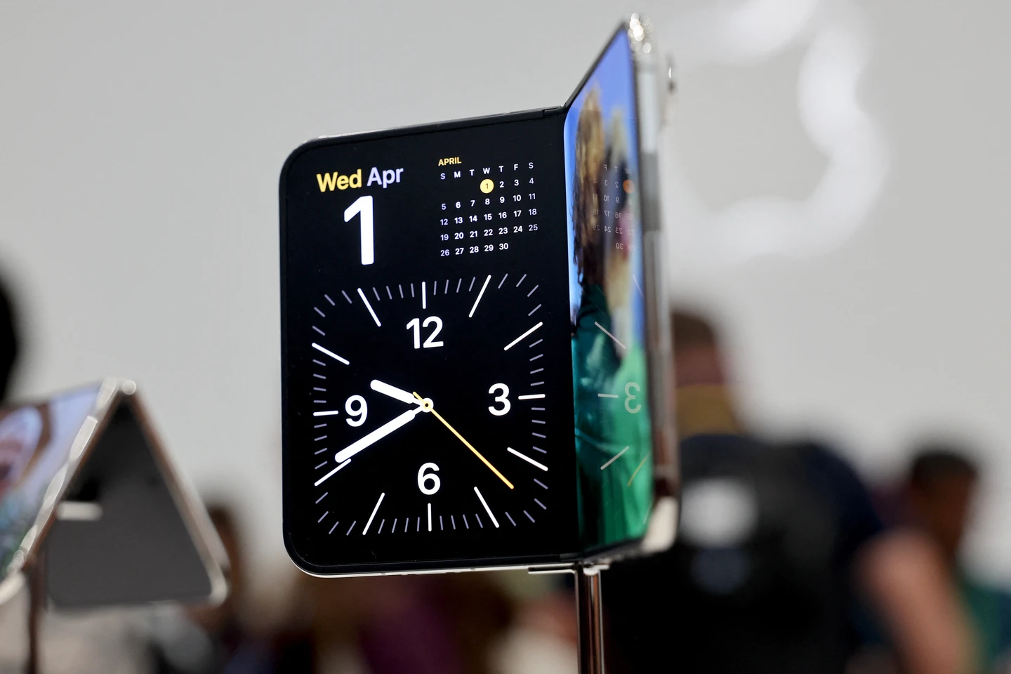 影片看嶄新摺疊體驗！蘋果iPhone Duo炫麗登場　「真書翻頁」告別折痕