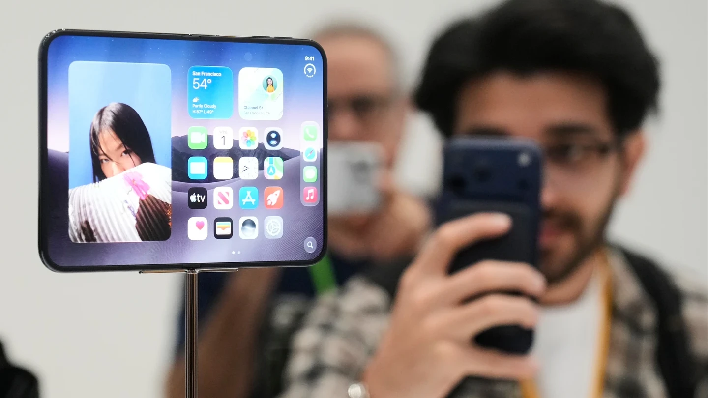 iPhone摺疊機頂規近12萬！網驚「可買機車」　拍照1功能太神、2大缺點要適應