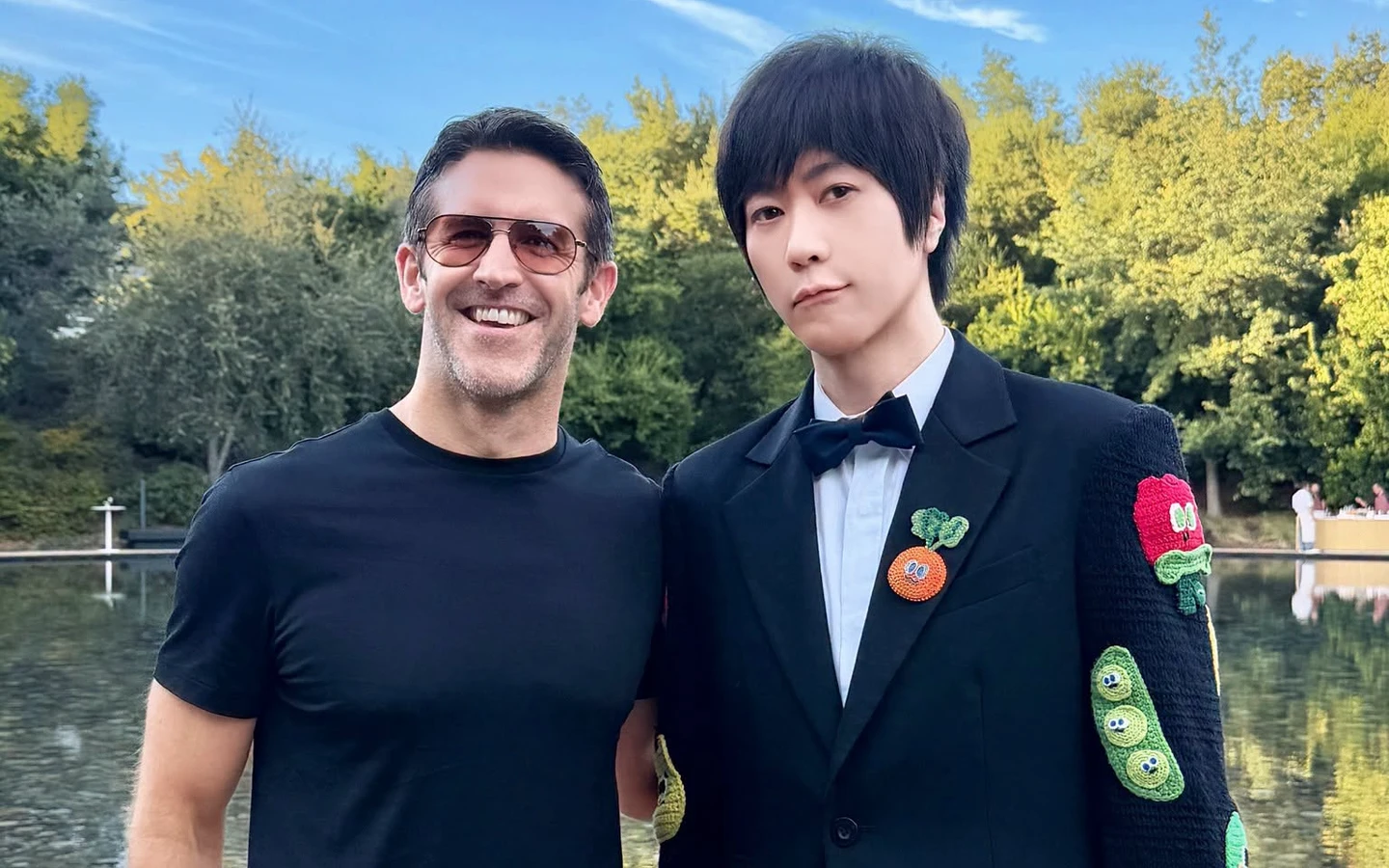 2人同年次！五月天阿信同框蘋果新任CEO　秀通行證「搖滾區第五排！」