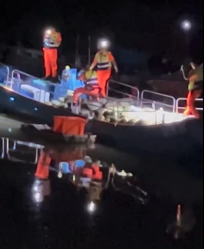 屏東岸邊深夜驚見不明小船　竟運大量「白色粉末」！海巡急查扣送驗