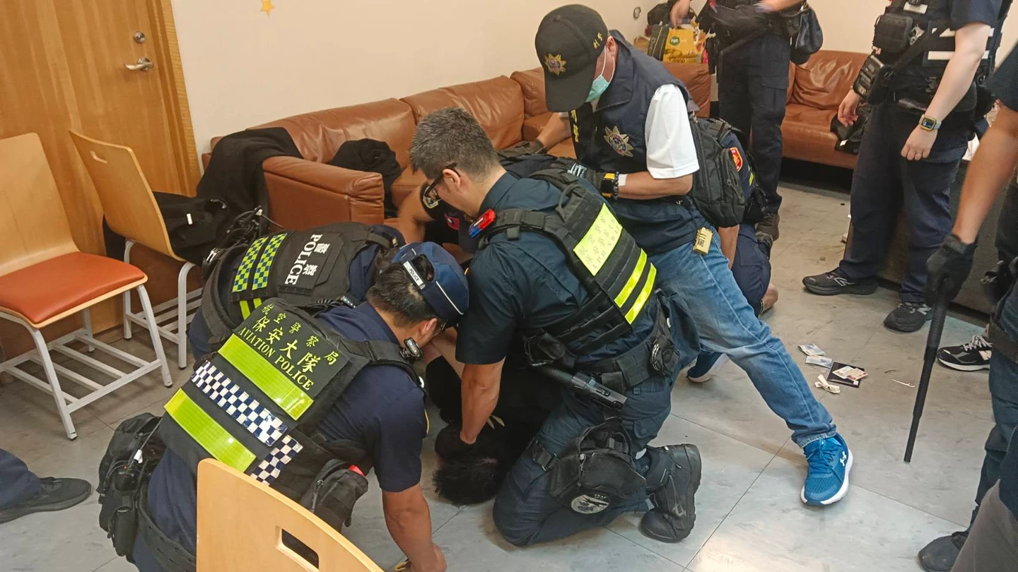 桃機國泰航空爆發挾持案　男子持水果刀劃傷實習生！咬傷3航警