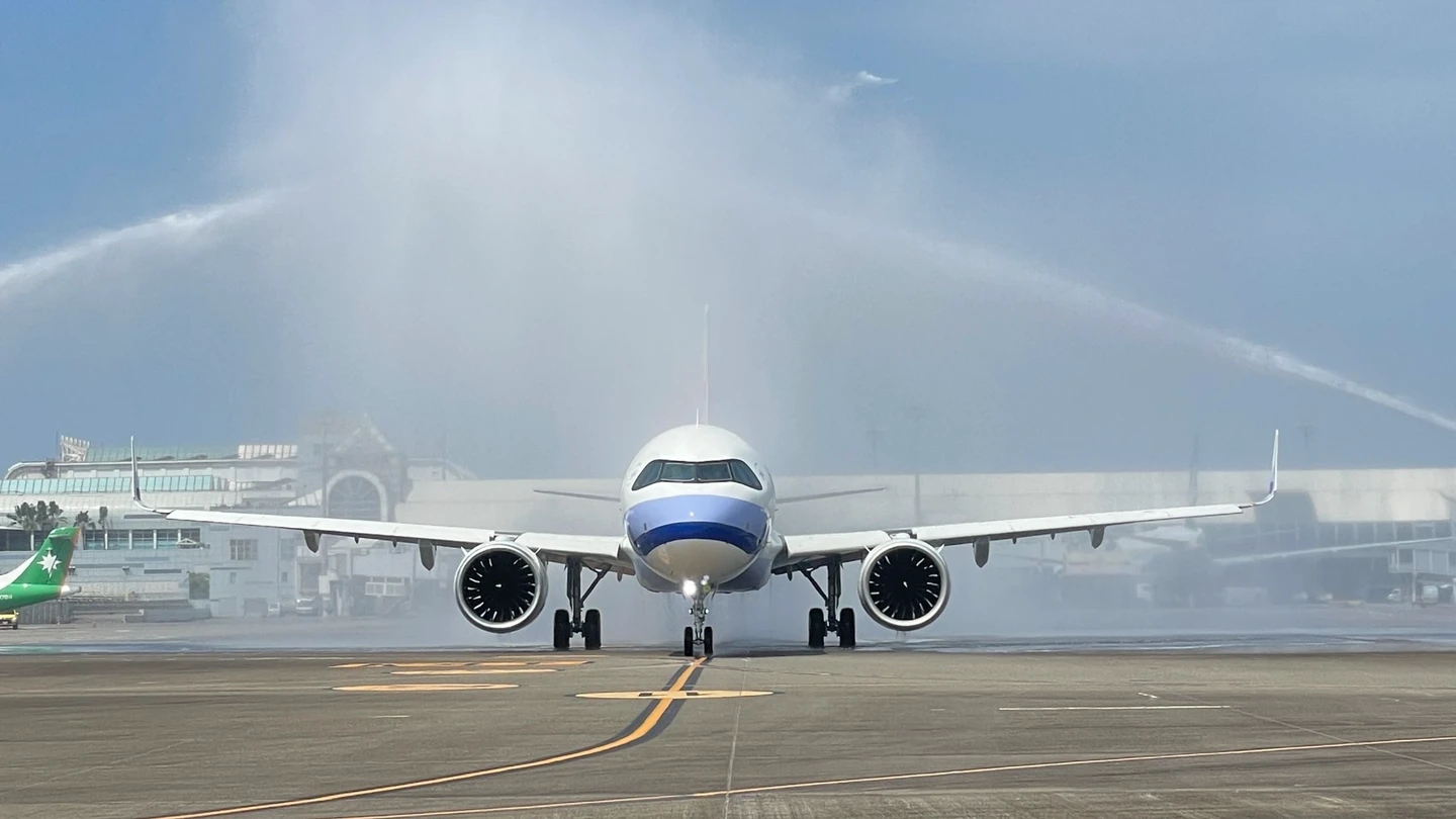 搶搭A321neo首航！許智傑自費飛澎湖笑喊「有新車味」　華信曝下一步