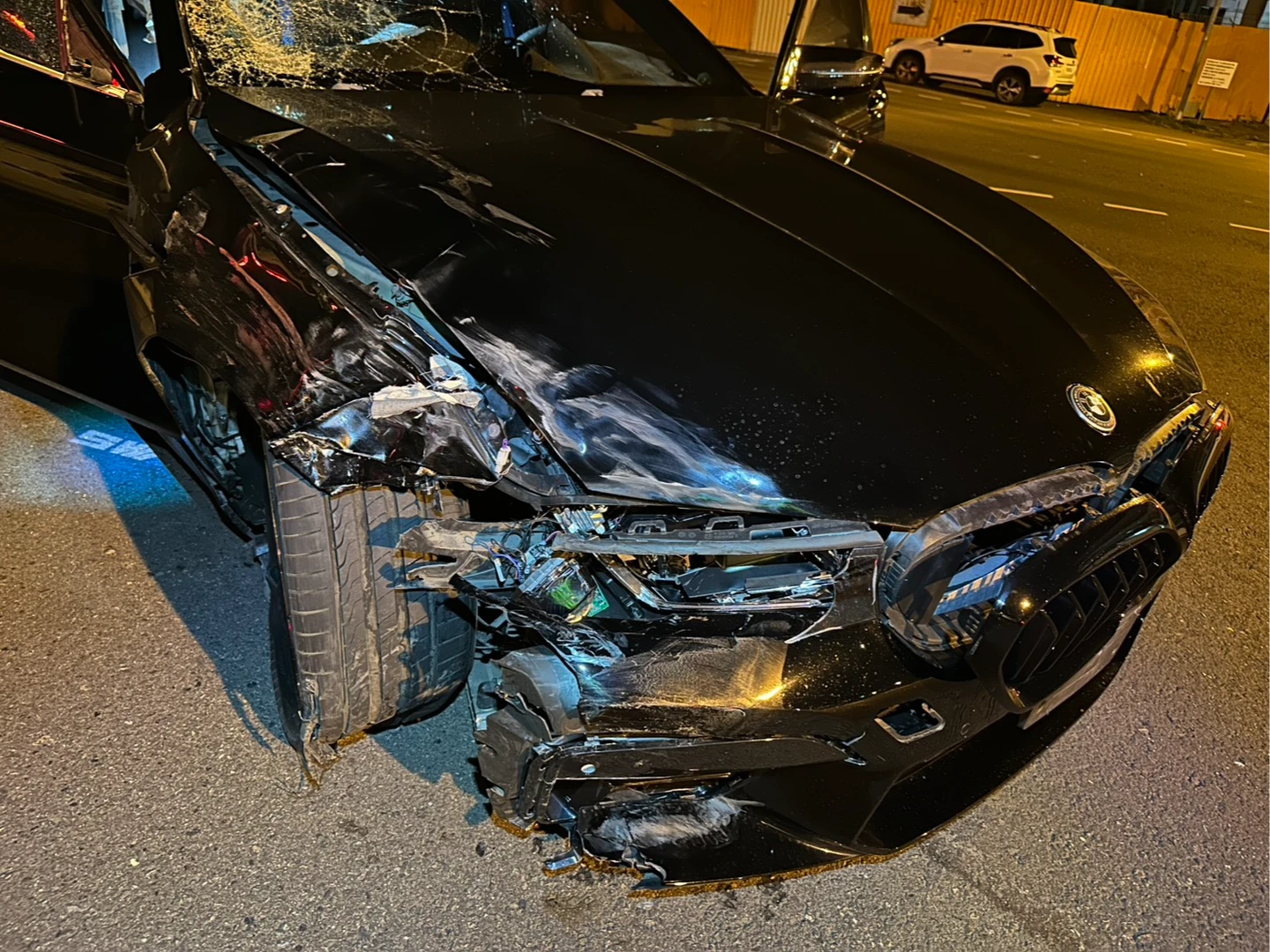 25歲男開BMW載17歲女友人出事！撞上電動自行車　7旬騎士送醫不治