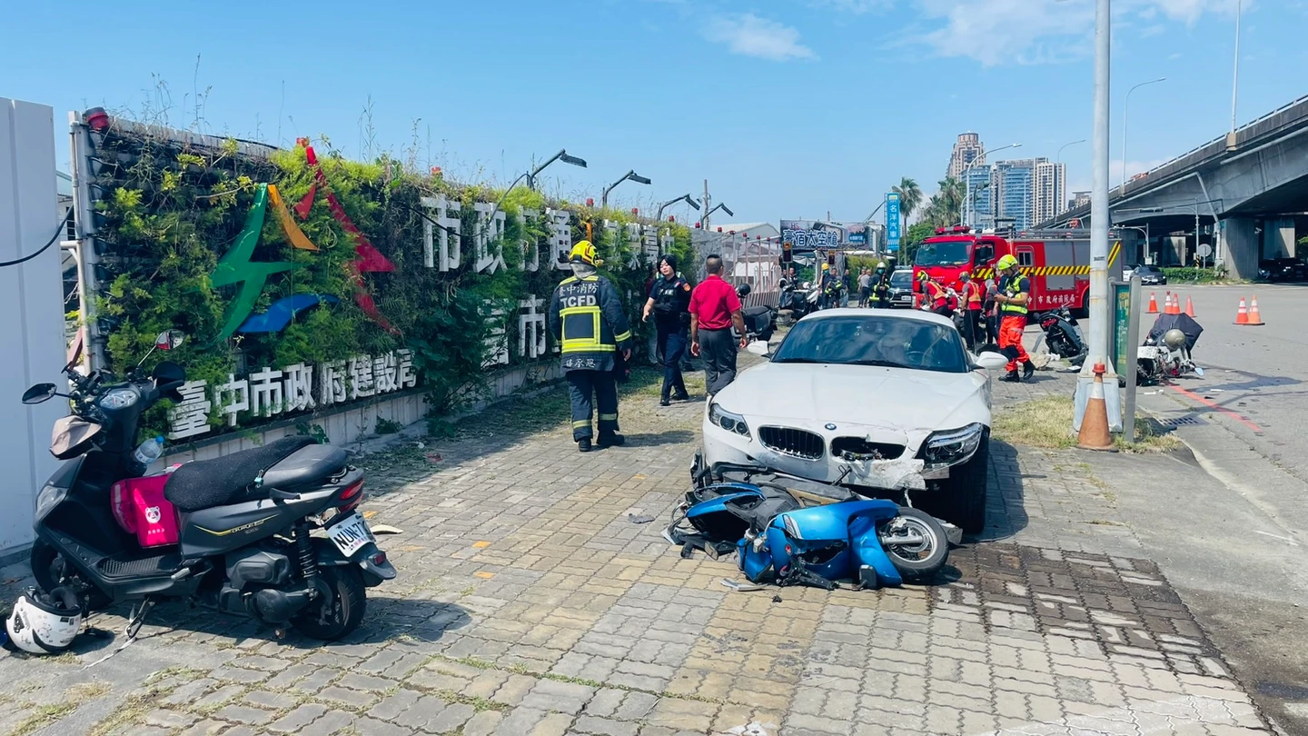 69歲翁開BMW衝撞待轉區！6騎士受傷送醫　現場慘況曝
