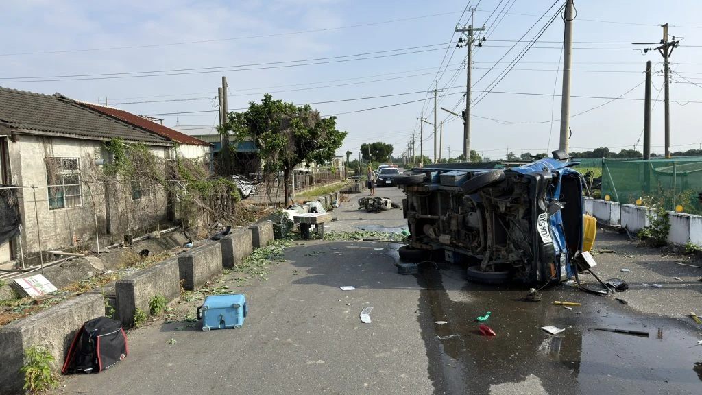 上學路成天人永隔！母載雙胞胎兒「三貼」與菜車猛撞　母當場不治、兄弟重傷