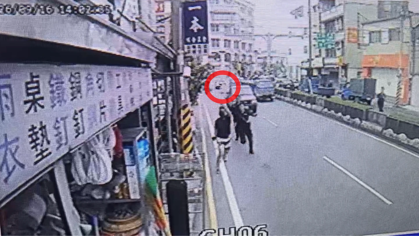 有片｜警匪當街追逐！車手狂奔丟這包上棚頂下秒遭撲倒　警爬梯搜出58萬