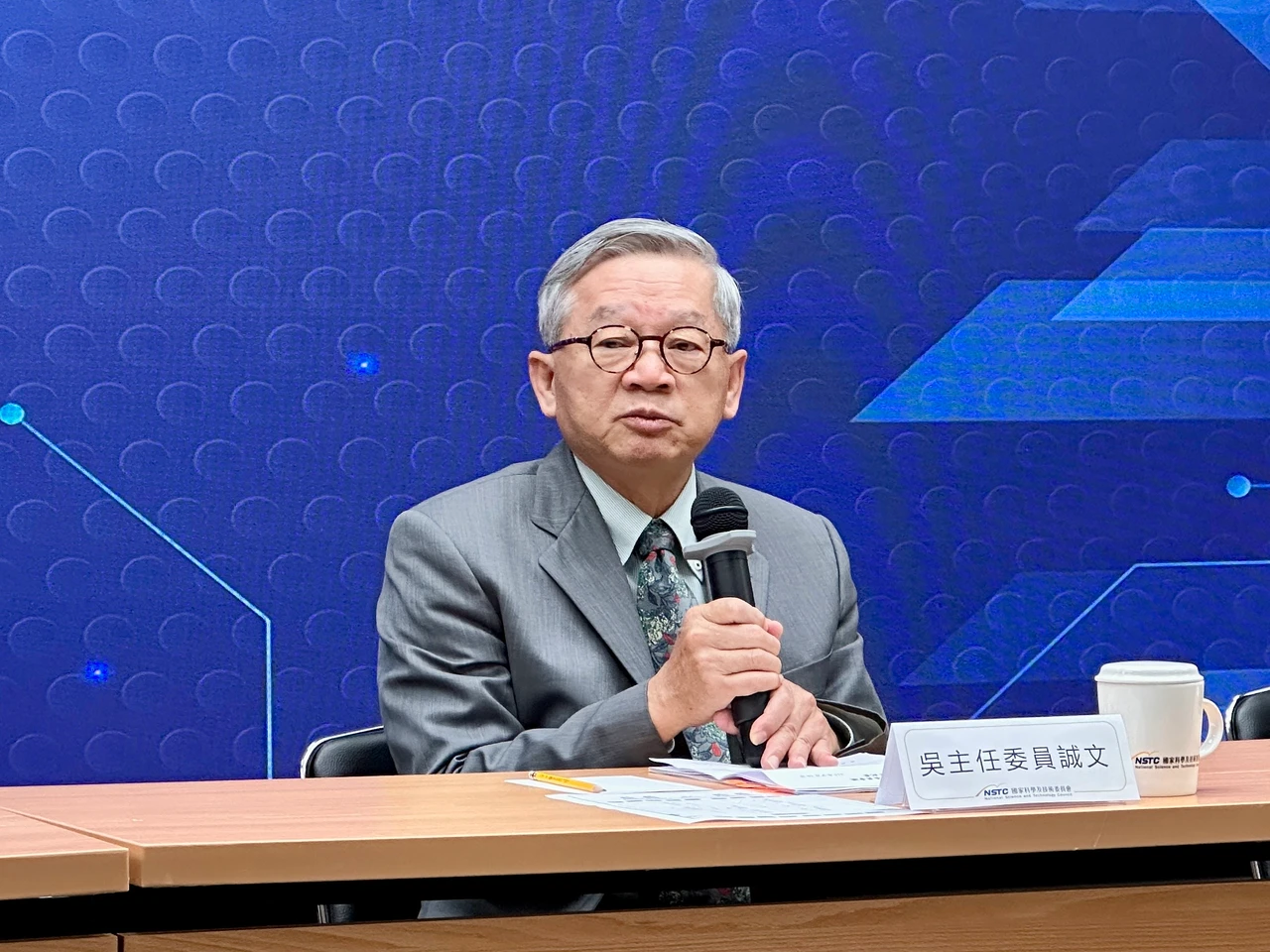 AI末日風險掀科技界論戰　吳誠文：人類自主是重要原則