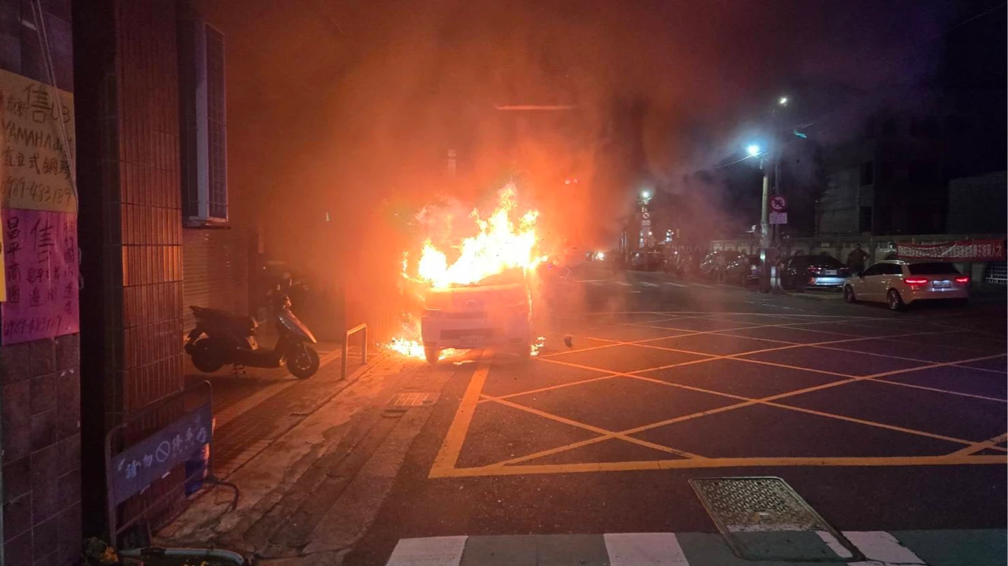 驚悚！台中廂型車路中燒成火球　載化學物疑傾倒烈焰吞噬全車　
