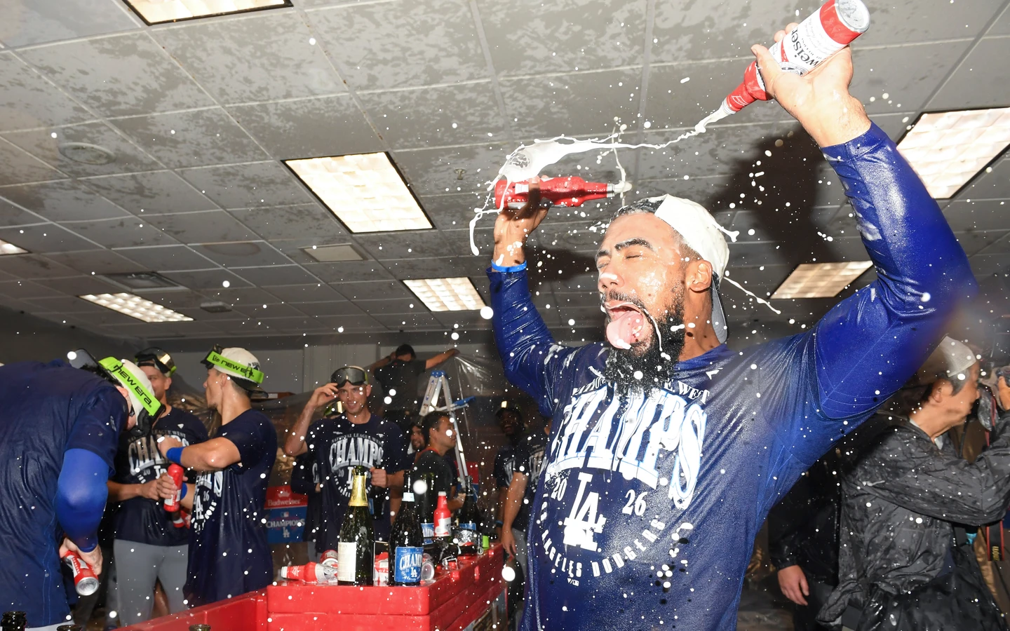 MLB｜近14年第13次分區封王！道奇新援球星差點完全打擊　賽後狂洗香檳浴