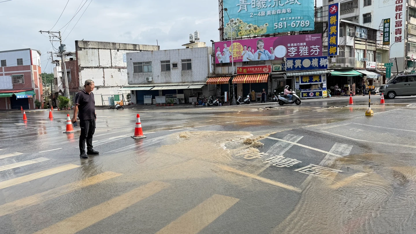 有片｜高雄左營馬路突冒「黃色噴泉」！路面爆開滿地泥水　畫面曝光