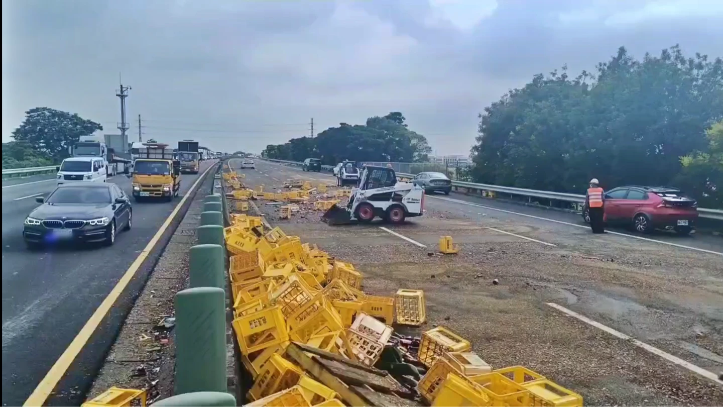 國3連2天「啤酒洗路」！數十箱甩滿地釀13車事故4傷　網笑：中秋未到先醉