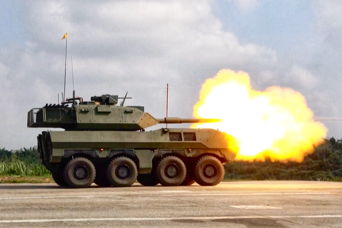 國造「105公厘輪型戰車」開火實彈射擊！明年起啟動量產