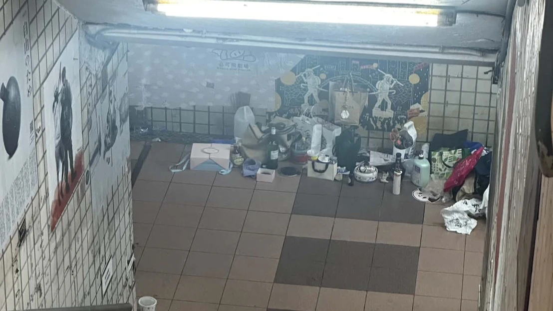 台中街友有家不回！佔地下道擺滿家當還火烤食物　遭報警60次社會局也難解