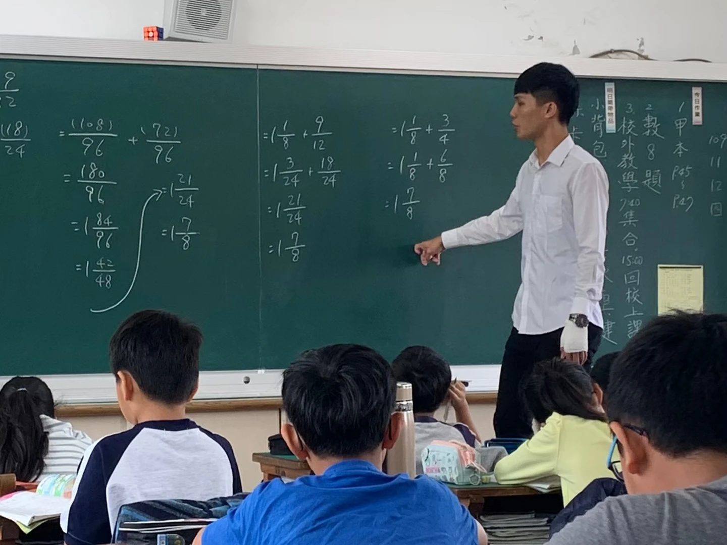 年輕的他們當老師2｜被老師放棄選擇投身教職　一張學生謝卡他願再教10年
