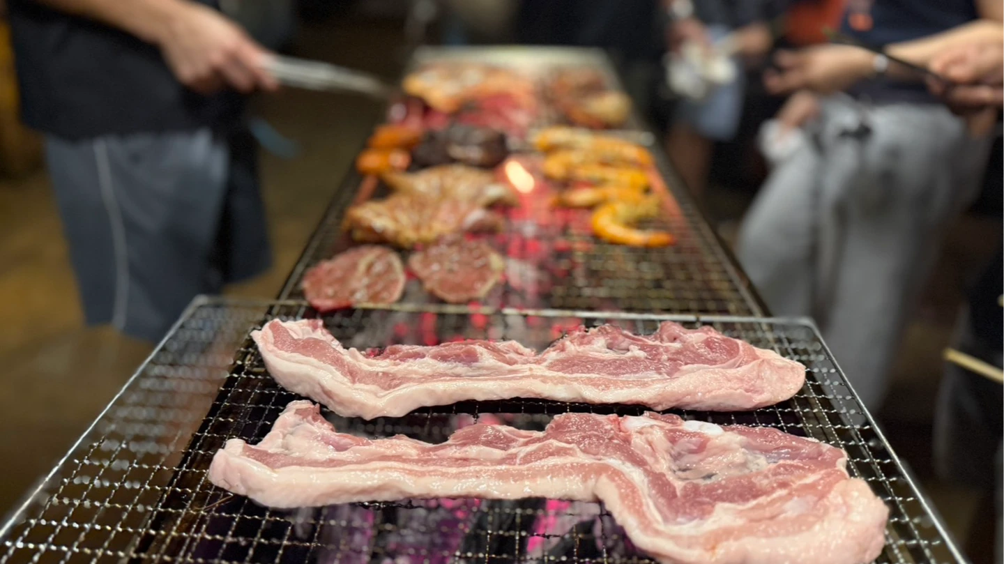 烤肉夾生熟不分！25歲女吃未熟肉「高燒狂瀉3小時」　急診醫曝致命地雷