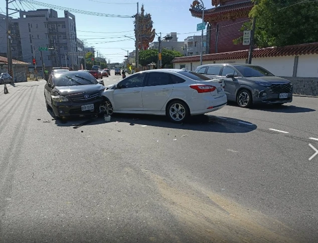 台南佳里廟前驚魂！2車相撞5人傷含2男童　3輛救護車接力送醫