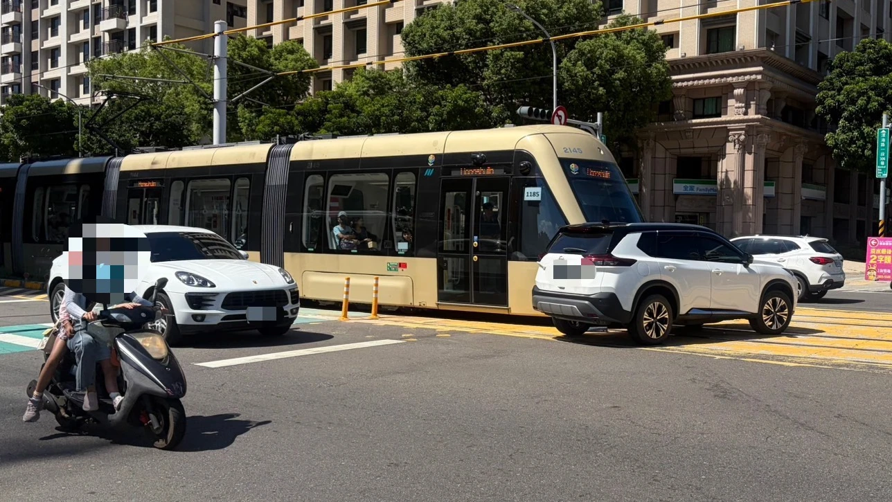 疑路況不熟違規左轉！婦開休旅車撞輕軌列車　肇事婦恐罰1800元再賠車損