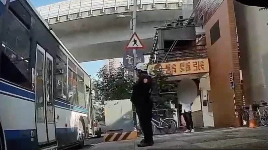 走失受困公車逾2天！失智男蜷曲座位亡　9旬父認屍悲慟