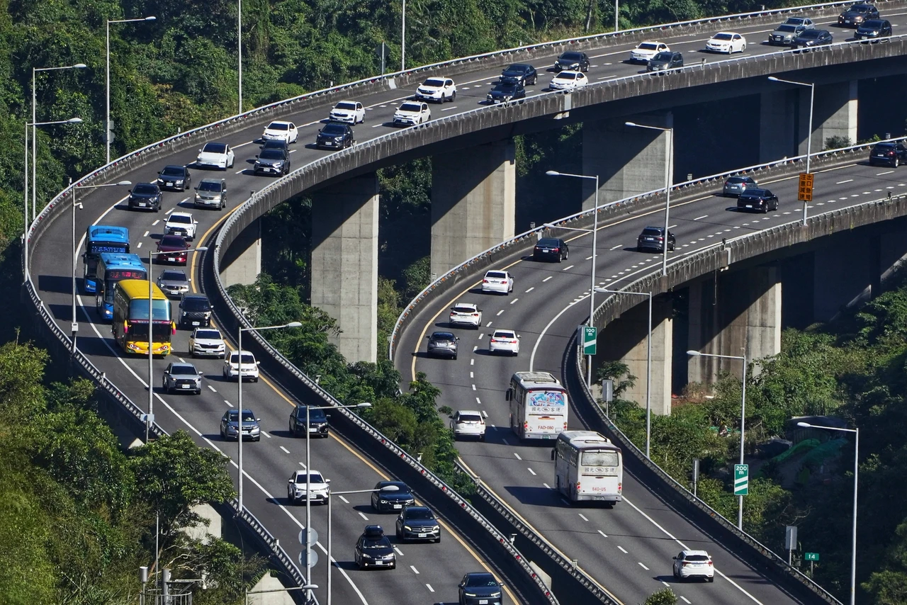 光復連假國道南向車流增1.3倍！交通疏導措施出爐　高公局曝「不塞車時段」
