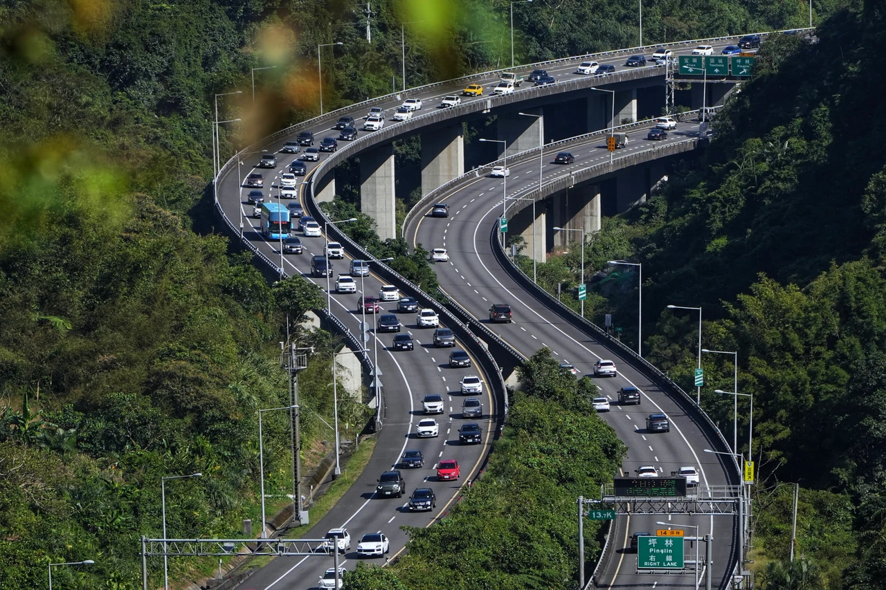 連假交通｜明天國道18處易塞車路段　疏導措施一圖看懂