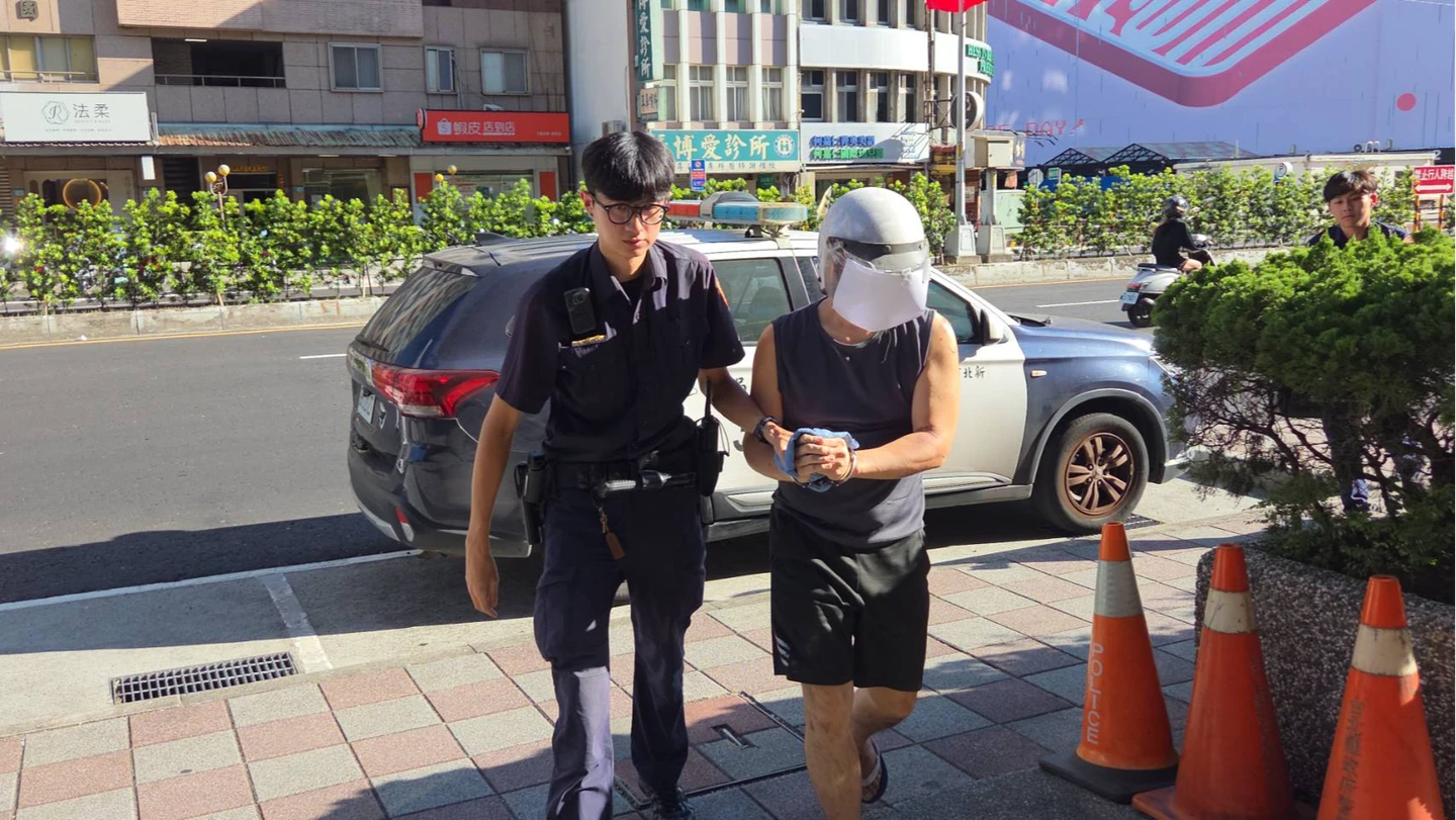 三重女童掛「畜生」紙板遊街！親友曝：多次目睹狠父施暴　爆他曾虐童入獄