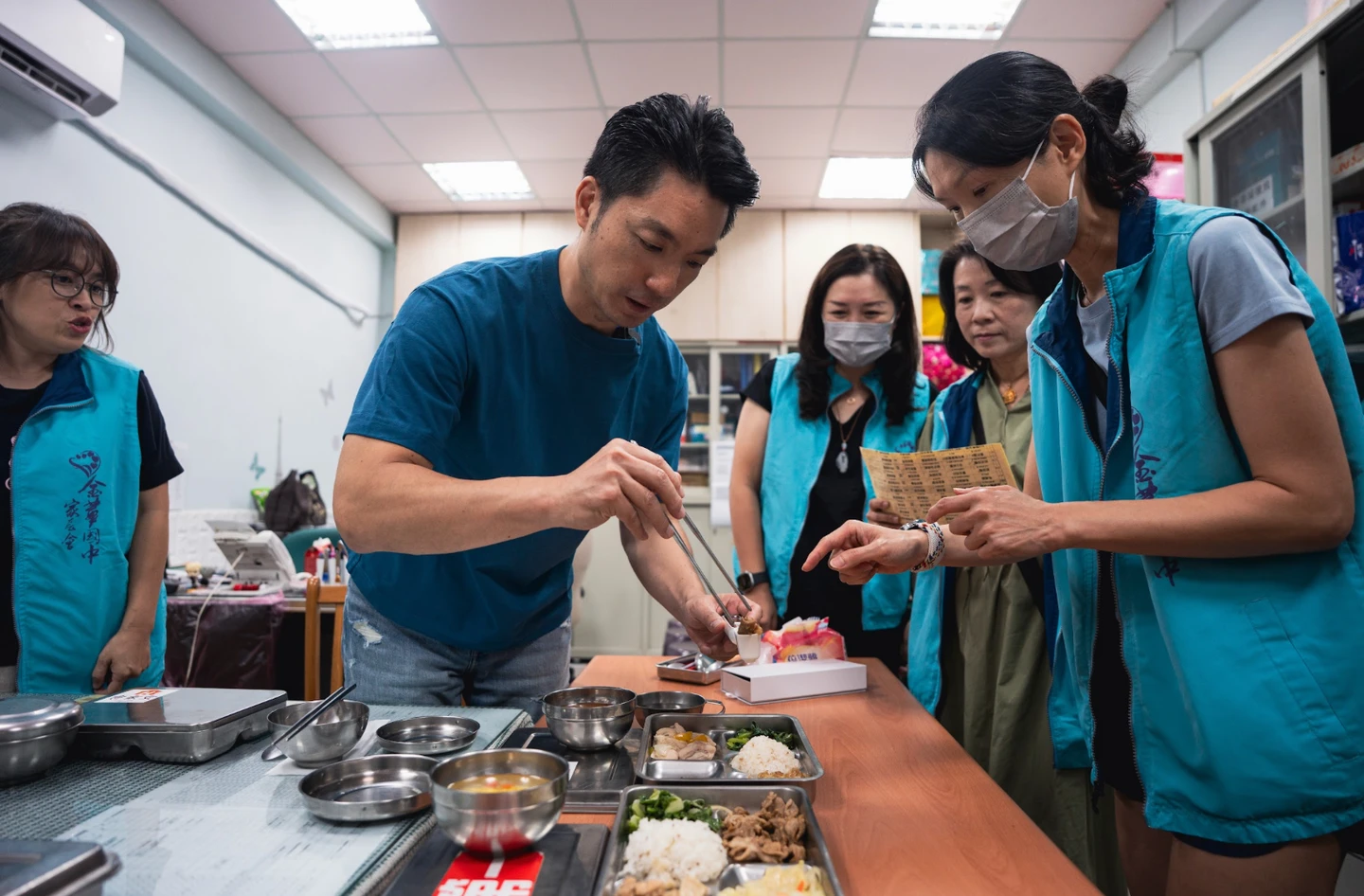爆食物中毒疑雲！蔣萬安親赴金華國中「視察營養午餐」