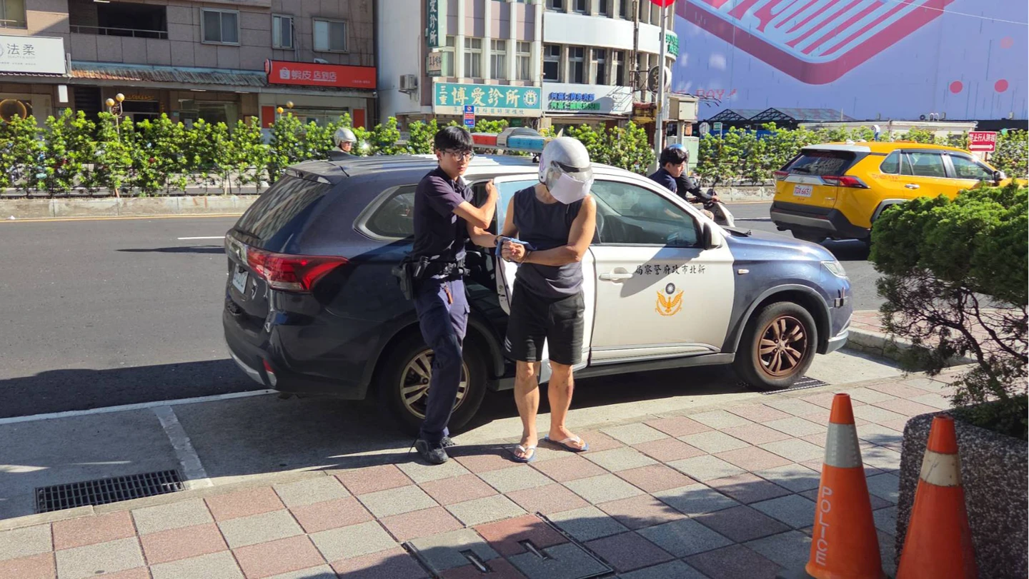 新北女童揹「畜生」看板帶傷遊街！爸爸聯手哥哥錄影遭警帶回　離譜原因曝