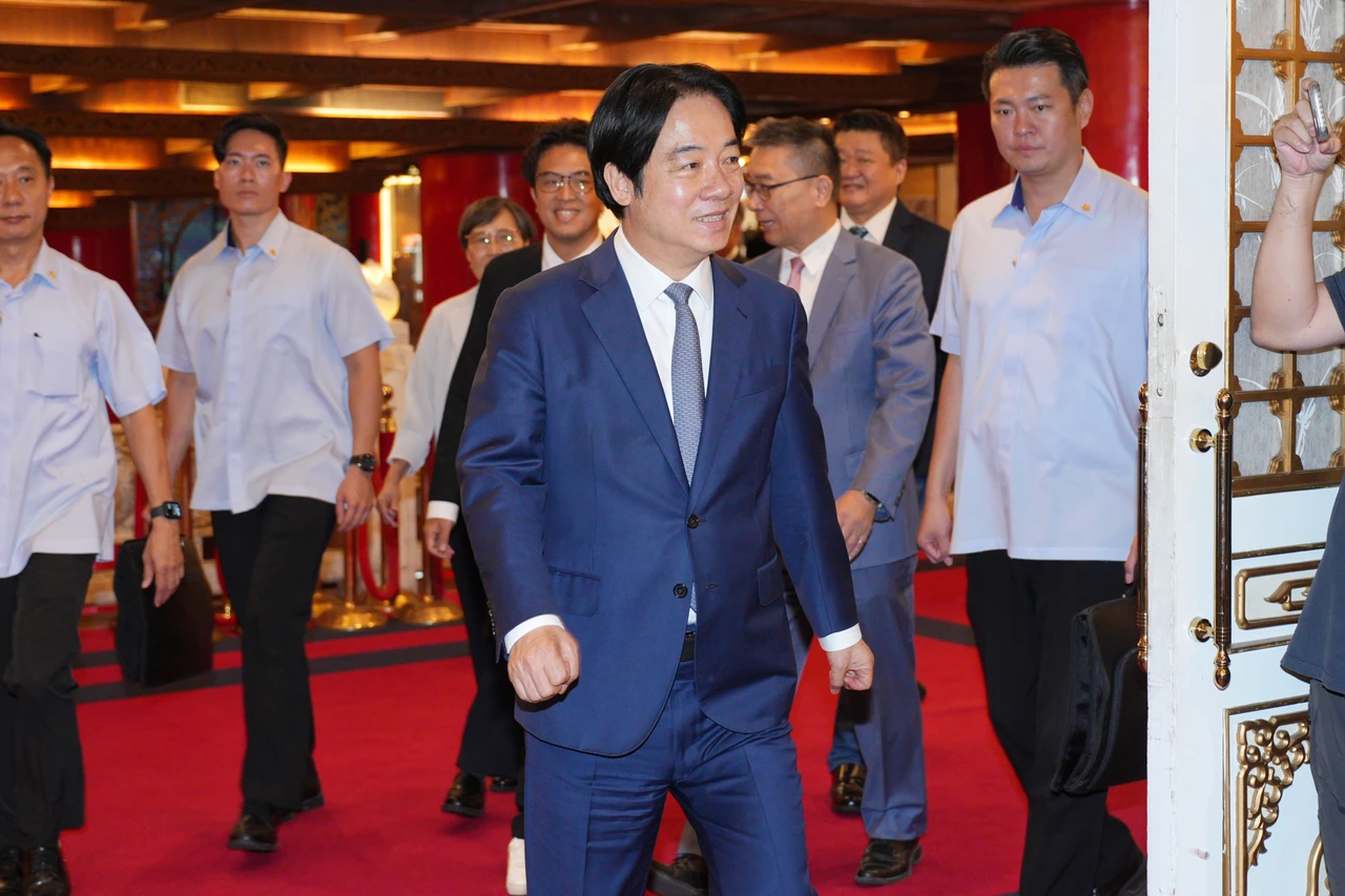 創黨前輩現身！沈伯洋喊接下勇氣前行　賴清德讚綠候選人「比藍的年輕、專業」