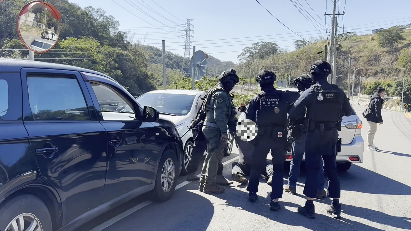 落網片｜狠削台人1400萬！詐團首腦逃山區遭陸空夾擊　警出動無人機逮30人