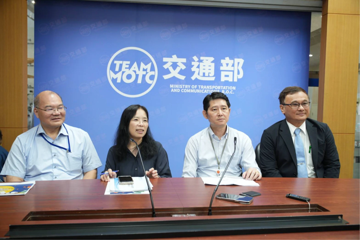高鐵疏運惹民怨！自由座不設總量管制、與對號座排隊分流　商務艙設門神