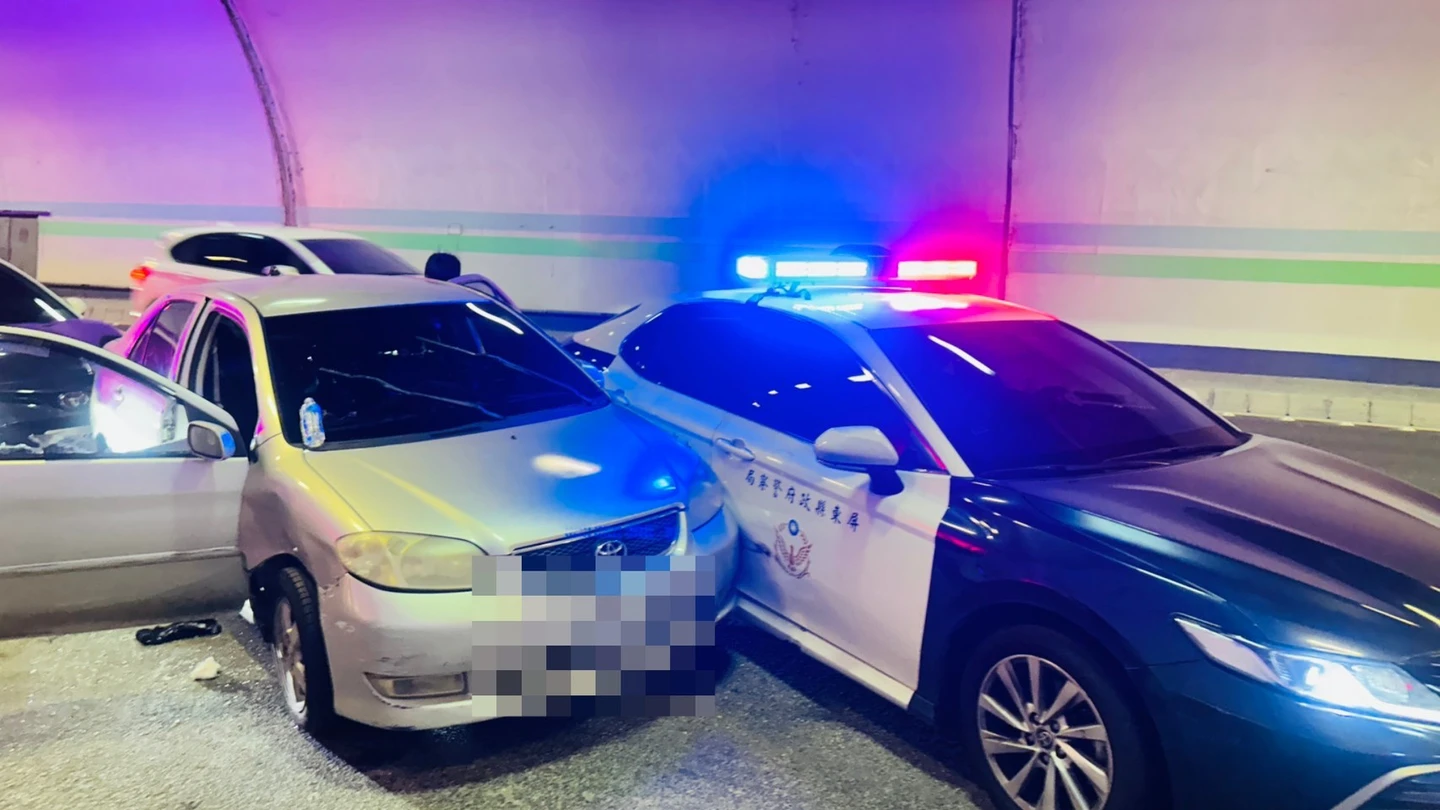 有片｜毒駕心虛撞警車！男國道狂飆遭警開3槍破窗圍捕　同車女通緝犯也慘了