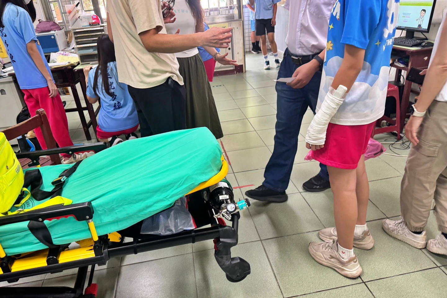 台南國中生教室玩防狼噴霧！8師生集體不適送醫　校方：不小心踢倒