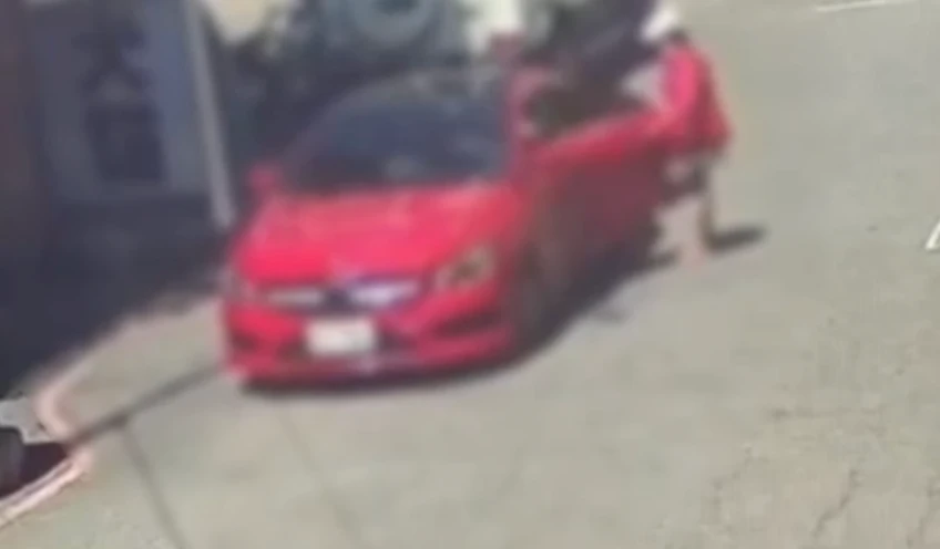 23歲嫩媽車門沒鎖！紅衣女躲後座「無聲搭便車」　她接完小孩嚇壞聞動機傻眼