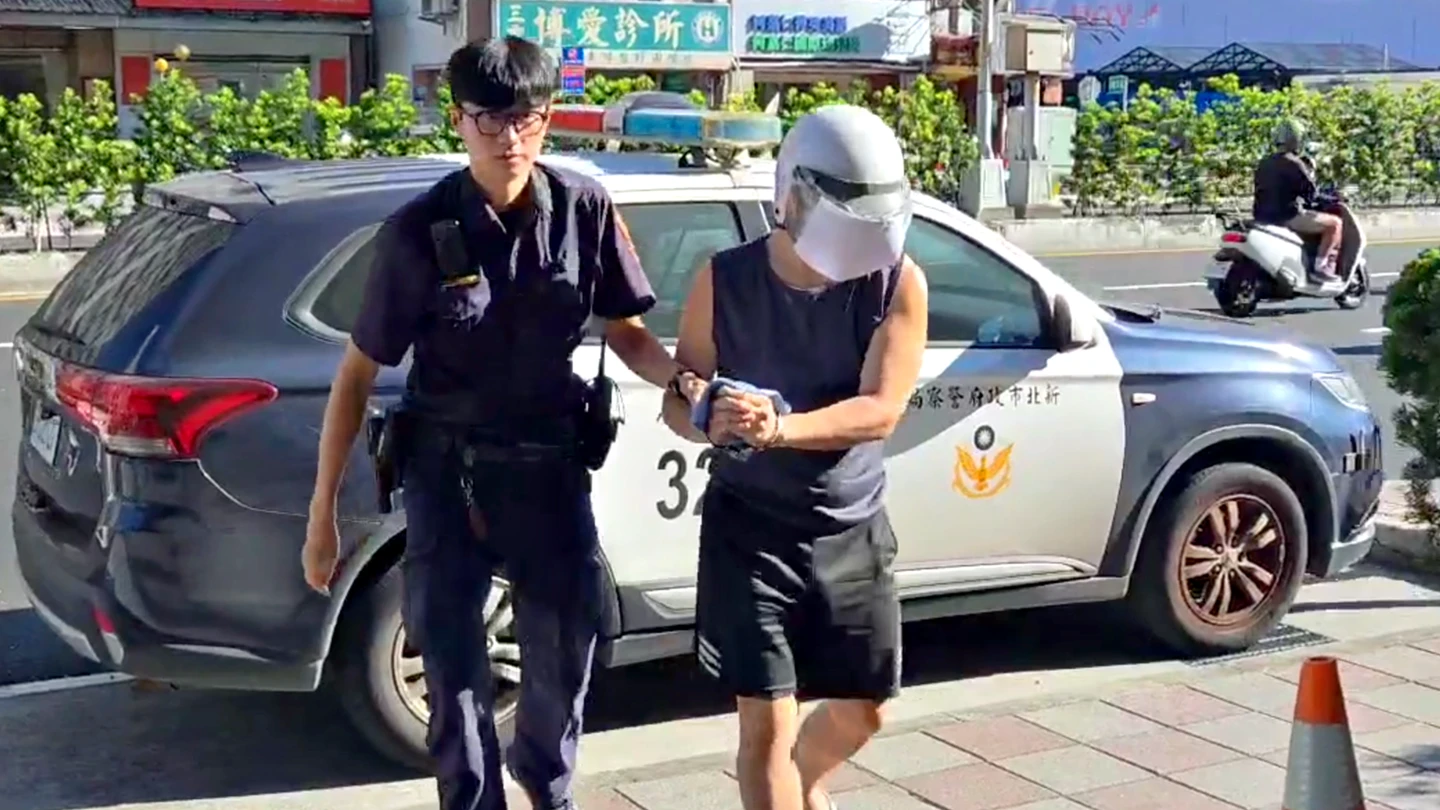 周末精選｜三重女童掛羞辱牌遊街！狠父「非首次施暴」收保護令、上課無效　前科曝光